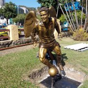 (Irado!) Garrincha ganha nova estátua na sede do Botafogo; inauguração será em breve