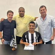 Botafogo assina contrato profissional com Kayke, do sub-17, e põe multa rescisória de R$ 100 milhões