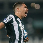 Botafogo amplia contrato de Hugo, e lateral-esquerdo assina até 2026
