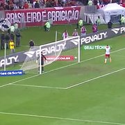 Doze pontos atrás do Botafogo, Flamengo tropeça no Internacional, e torcida leva faixa para o Maracanã: &#8216;Brasileiro é obrigação&#8217;