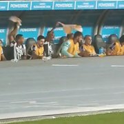 Vídeo mostra festa efusiva do banco de reservas do Botafogo após gol da virada de Tiquinho Soares sobre o Guaraní-PAR