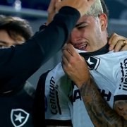 Titular na lateral-direita, JP Galvão machuca o cotovelo e sai de ambulância em Guaraní x Botafogo