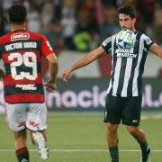 Gabriel Pires, do Botafogo, será julgado no STJD por expulsão contra o Flamengo e pode pegar gancho de até seis jogos