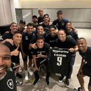 Jogadores do Botafogo fazem culto com Ricardo Oliveira e o presenteiam com camisa