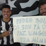 Luis Henrique prestigia jogo do sub-20 do Botafogo no Nilton Santos e leva cartaz para o irmão jogador: ‘Sou seu fã’