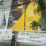 Torcedores do Botafogo fazem protesto na sede da CBF contra erros de arbitragem: ‘Ontem base da Seleção, hoje roubados’