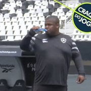 ‘Melhor gandula do Brasil!’: torcida do Botafogo brinca com segurança em treino aberto e jogadores entram na onda