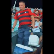 Ferj se revolta com torcedor do Flamengo que quebrou cadeira em estádio do Botafogo: 'Repugnante. Vândalo!"