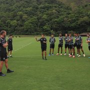 Organizada do Botafogo convida torcedores para apoio aos jogadores no Lonier na véspera do clássico com o Fluminense