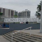 Torcedores do Botafogo estendem faixas no Estádio Nilton Santos pedindo a demissão de Bruno Lage