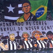 Torcida do Botafogo faz outra bela festa contra o Cuiabá, com lindos bandeirões e homenagem a Garrincha