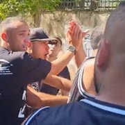 Capitão do Botafogo, Marçal se emociona após conversa com torcedores durante manifestação na porta do CT; veja