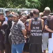 Torcedores do Botafogo fazem protesto na porta do CT antes de treino, picham muro e pedem luta: ‘Queremos raça!’