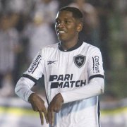 Ambidestro, Yarlen revela que prometeu gol à mãe e diz: 'Quero fazer mais muitos gols pelo Botafogo'