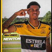 Emprestado pelo Botafogo, Newton é oficializado como reforço do Criciúma