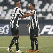 Bela atitude: Marlon Freitas passa braçadeira de capitão para Tchê Tchê durante vitória do Botafogo