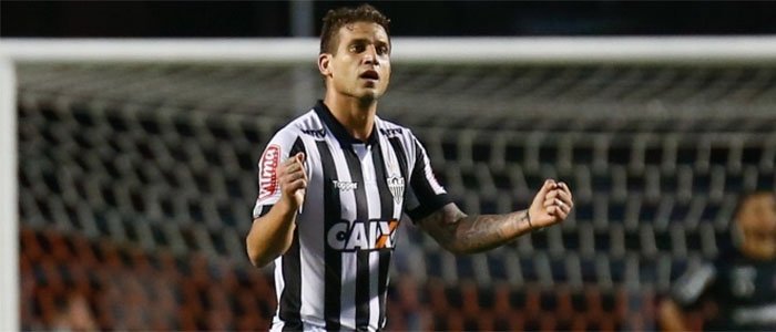 Com repercussão negativa, Botafogo esfria interesse em Rafael Moura, mas não descarta