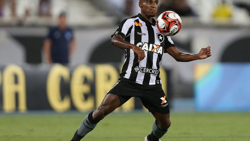 Sondado pelo CSA, Ezequiel não descarta empréstimo, mas ressalta que desejo é ficar no Botafogo
