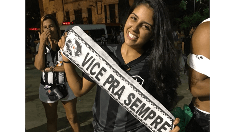 Vice de novo! Torcedores do Botafogo tiram onda com faixa para zoar o Vasco