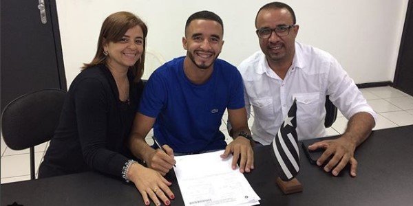 Caio Alexandre renova contrato com o Botafogo