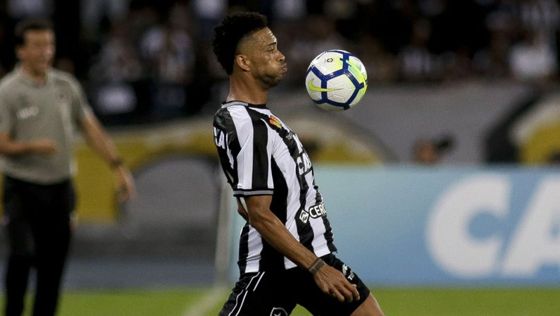Ex-Botafogo, Luis Ricardo batalha para retornar à carreira e abre o jogo