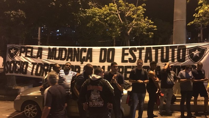 Em nota, Botafogo repudia invasão e violência na sede e informa que tomará medidas cabíveis