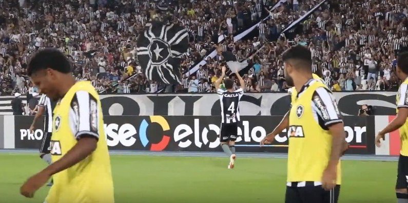 Lateral Marcinho aplaude torcedores do Botafogo após marcar seu primeiro gol como profissional