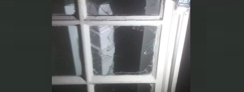 Porta quebrada do palacete de General Severiano após invasão de torcedores do Botafogo em protesto