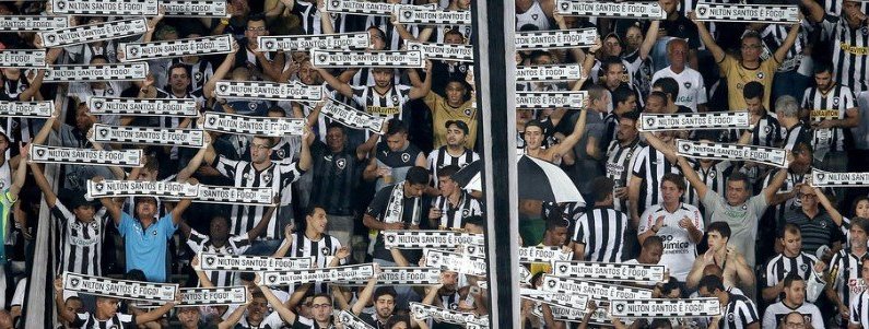 Torcida do Botafogo com faixas de mão na Libertadores-2017
