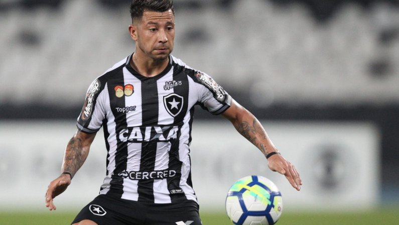 Leo Valencia seria uma boa moeda de troca no Botafogo