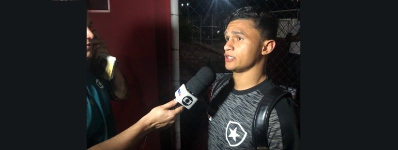 Erik explica lance perdido no fim do jogo do Botafogo contra o Vitória, pelo Campeonato Brasileiro, no Barradão