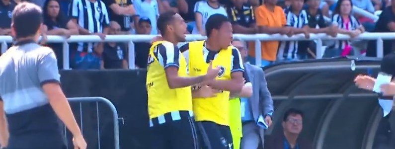 Gilson, do Botafogo, foi expulso no banco de reservas após discussão com Luan, do América-MG