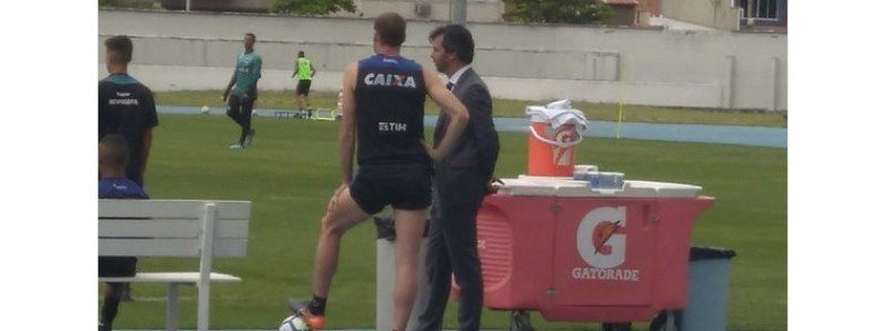 Gustavo Noronha conversa com Joel Carli no treino do Botafogo