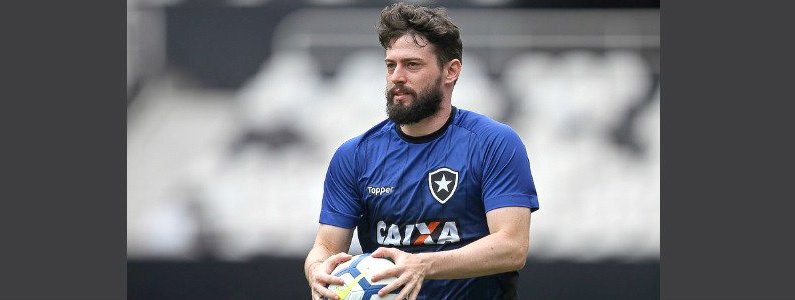 João Paulo pode retornar ao Botafogo no clássico contra o Flamengo