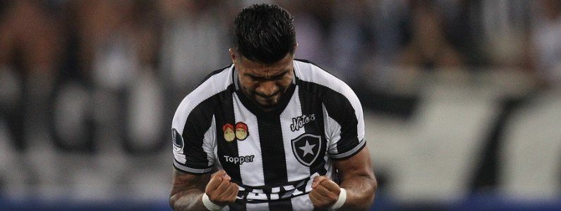 Rodrigo Aguirre comemora primeiro gol marcado com a camisa do Botafogo, em jogo contra o Sport, no Estádio Nilton Santos, pelo Campeonato Brasileiro