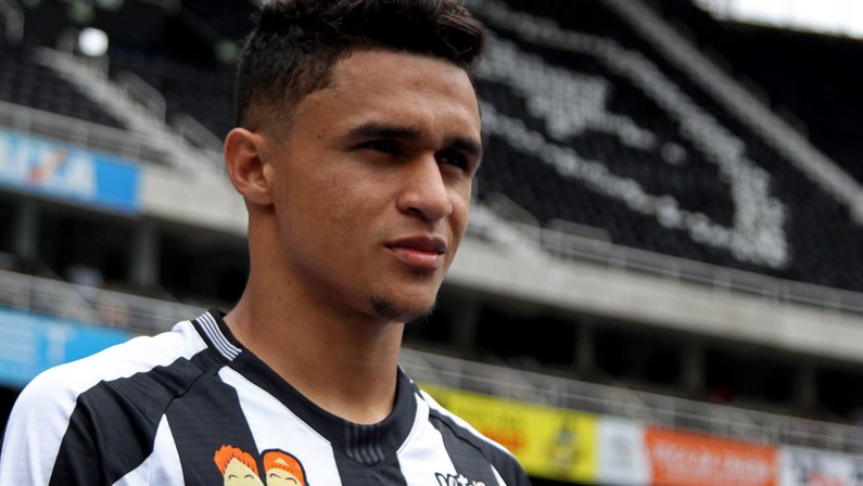 Erik despista sobre futuro, mas diz que pretende retornar ao Botafogo