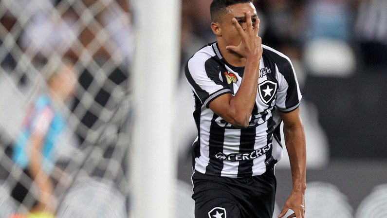 Palmeiras quer vender Erik para fora, e Botafogo terá de aguardar janela para tentar mantê-lo