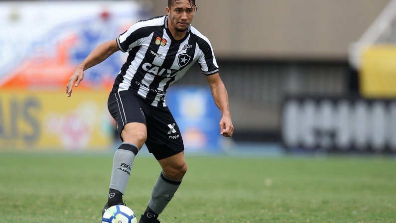 Após permanecer no Botafogo, Jean revela ter tido proposta do exterior