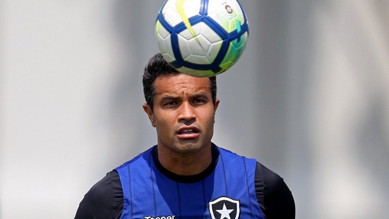 Botafogo confirmado com Moisés e Dudu Cearense para enfrentar a Chapecoense