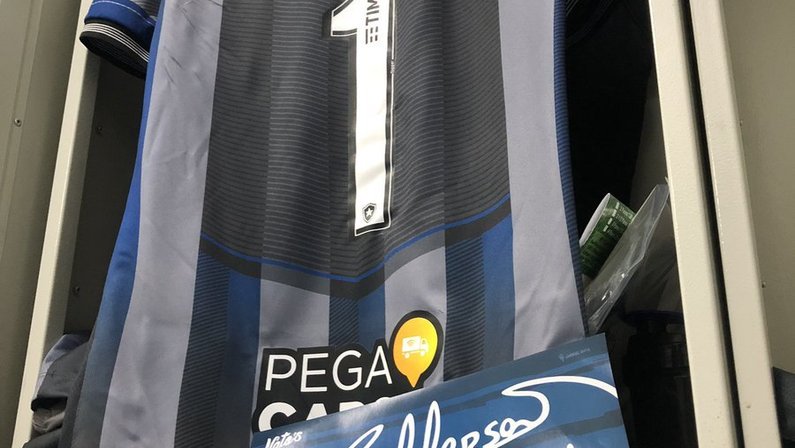 Com flâmula, camisa e bandeirão, Jefferson se declara ao Botafogo: ‘É minha casa, minha paixão’