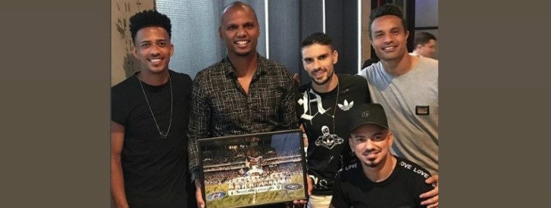 Jefferson ganha homenagem de jogadores do Botafogo durante almoço na churrascaria Barra Grill
