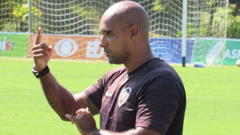 Técnico do sub-20 do Botafogo, Felipe Lucena está próximo de ir para o Goiás