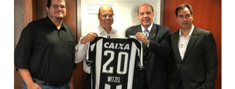 Governador eleito do Rio de Janeiro, Wilson Witzel ganhou camisa personalizada do Botafogo
