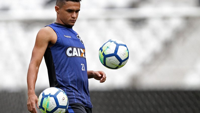 Desejo do Botafogo por Erik esbarra na vontade do atacante de atuar no exterior, diz site