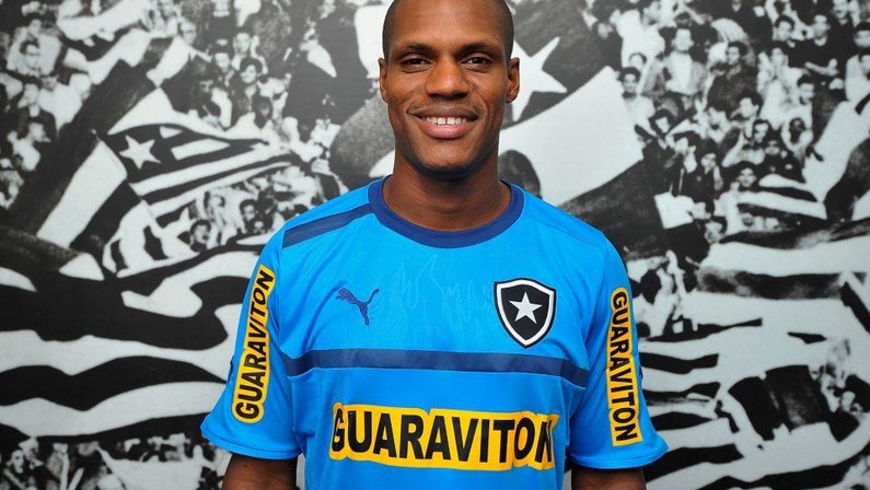 Botafogo faz proposta para contratar André Bahia e tenta renegociar dívida