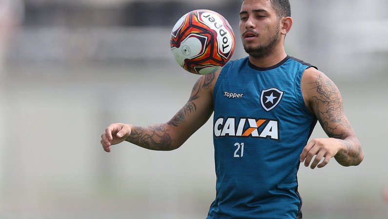 Botafogo negocia extensão de contrato de Leandro Carvalho por mais um ano