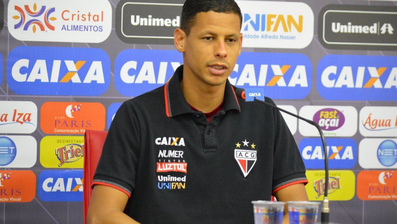 Emprestado ao Atlético-GO, Fernandes recebe sondagem do Guarani e pode não voltar ao Botafogo