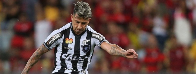 Camisa do Botafogo, Leo Valencia está na mira do Colo-Colo