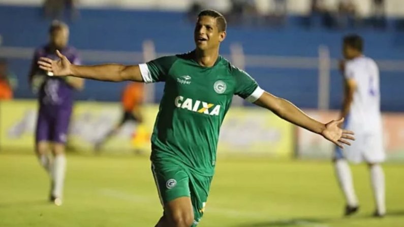 Botafogo inicia conversas e mostra interesse em Lucão, vice-artilheiro da Série B
