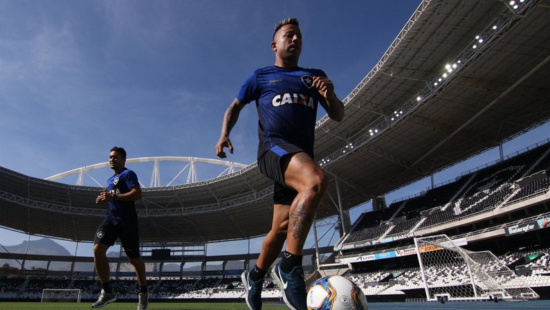 Com trauma na panturrilha, Leo Valencia é desfalque para a estreia do Botafogo no Carioca